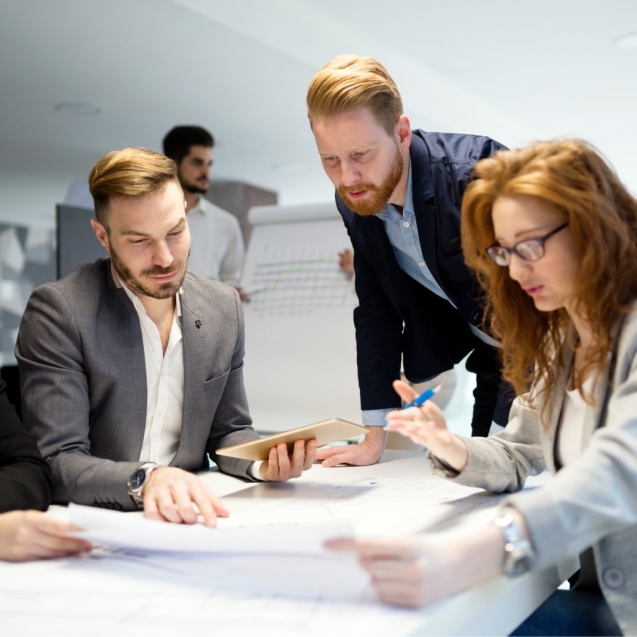 business-people-working-togeth۱er-on-project-and-B3MZ4TX-min